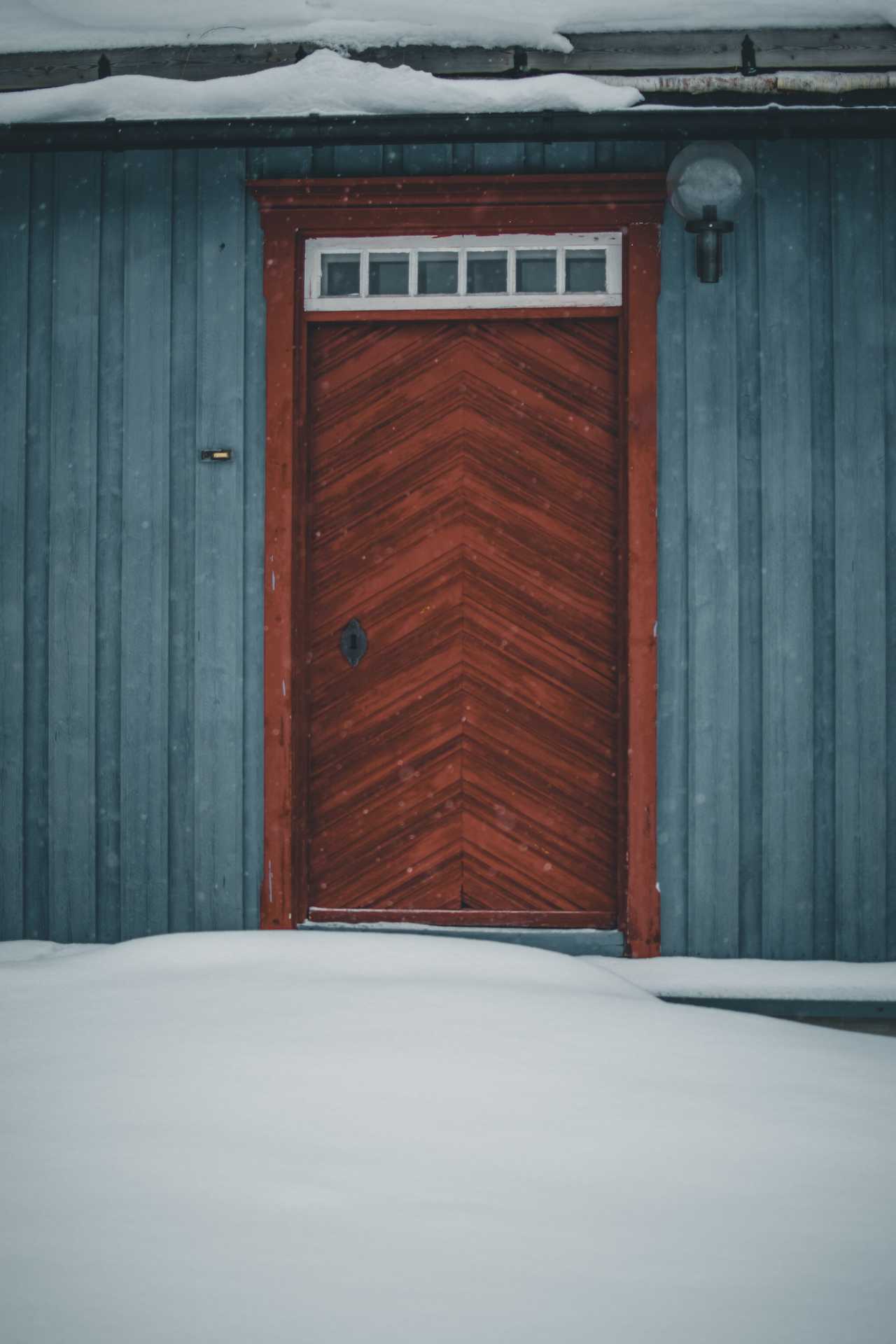 drzwi wejściowe do domu w norweskim stylu